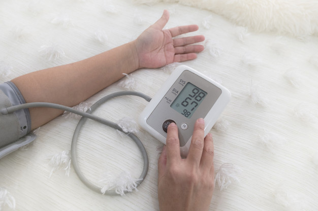 cómo usar un medidor de presión arterial